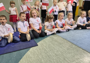 Dzieci śpiewają piosenkę i grają na instrumentach.