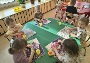 Dzieci bawią się ciastoliną.