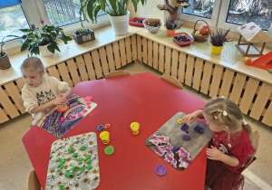 Zabawy kolorową ciastoliną.