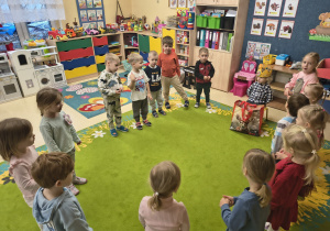 Dzieci śpiewają sto lat.