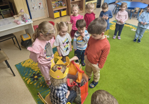 Dzieci składają życzenia i dostaja rezent od Frania.