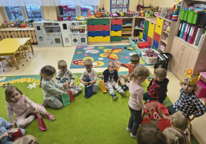Dzieci oglądaja prezenty urodzinowe otrzymane od Frania.