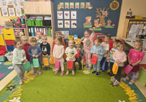 Pamiątkowe zdjęcie grupy Pszczółek z solenizantem.