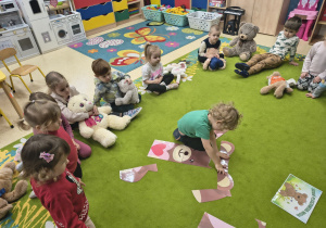 Chłopiec próbuje ułożyć misiowe puzzle.