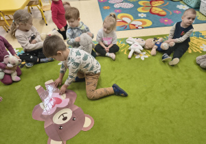 Chłopiec układa w całość misia z papieru.