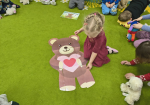 Dziewczynka układa ostatni element puzzli.