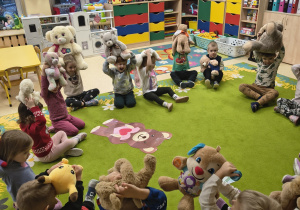 Dzieci ćwiczą stosunki przestrzenne.