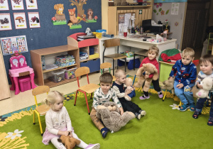 Dzieci uczestniczą w zabawie muzyczno-ruchowej z misiami.