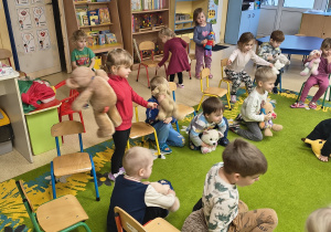 Dzieci uczestniczą w zabawach naśladowczych z misiami.