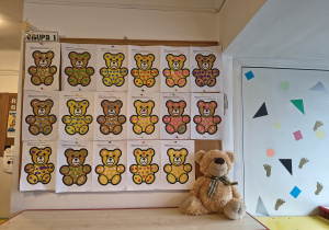 Prezentacja misiowych prac wykonanych przez dzieci.