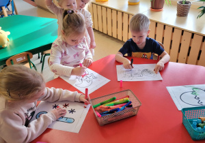 Zabawy manualne przy stoliku w wolnym czasie.