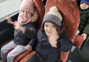 Dzieci z grupy Pszczółek machają do nauczyciela.