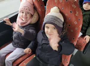 Pszczółki w drodze do Teatru Piccolo