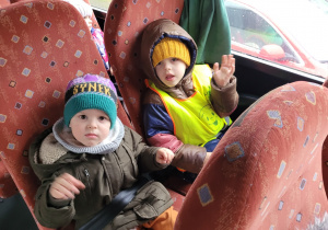 Dzieci z grupy Pszczółek czekają na odjazd autokaru.