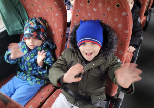 Dzieci z grupy Pszczółek machają do nauczyciela.