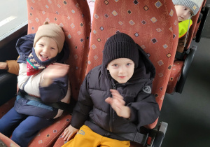 Chłopcy z grupy Pszczółek uśmiechają się do nauczyciela.