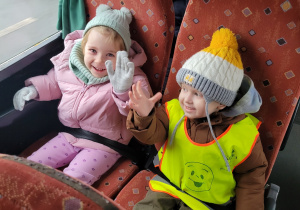 Dzieci z grupy Pszczółek czekają na odjazd autokaru.