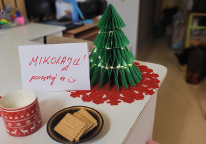 Herbatniki i mleko dla Świętego Mikołaja.