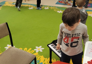 Chłopiec obserwuje rozlane mleko.