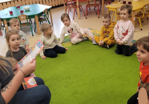 Dzieci słuchają treści listu pozostawionego przez Świętego Mikołaja.