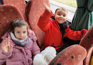 Dzieci z grupy Motylków siedzą na fotelach w autokarze.