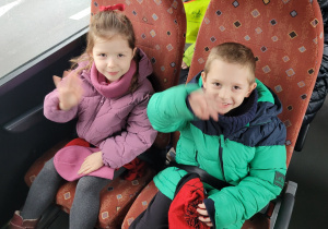 Dzieci z grupy Motylków uśmiechają się do nauczyciela.