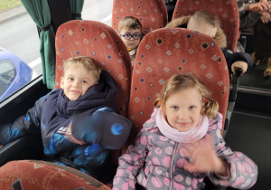 Dzieci z grupy Motylków w oczekiwaniu na odjazd autokaru do teatru.