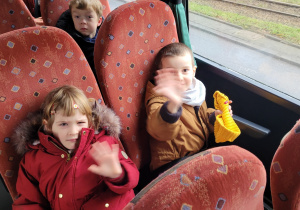 Dzieci z grupy Motylków machają do nauczyciela.