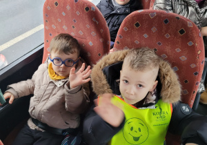 Chłopcy z grupy Motylków machają do nauczyciela.