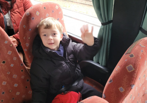 Chłopiec z grupy Motylków macha ręką.