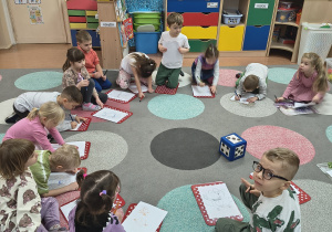 Dzieci rysują swoje misie według instrukcji nauczyciela.