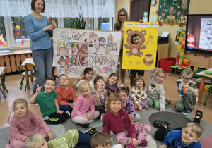 Pamiątkowe zdjęcie grupy II z okazji Dnia Pluszowego Misia.