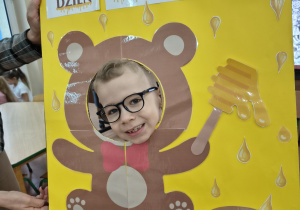 Pamiątkowe zdjęcie chłopca w misiowej fotobudce.