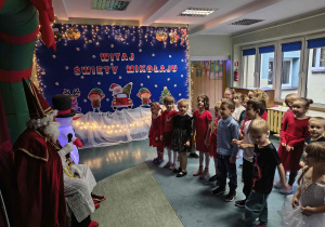 Dzieci dziękują Mikołajowi za przybycie.