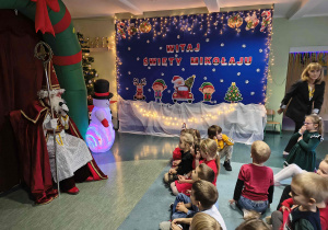 Dzieci witają się z Mikołajem.