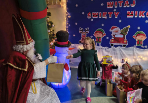 Emilka podchodzi do Mikołaja.