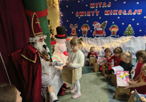 Tosia dziękuje Mikołajowi za prezent.