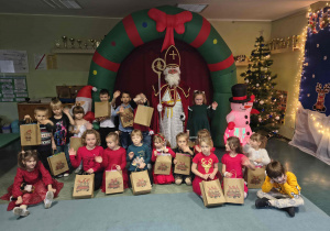 Zdjęcie grupowe z Mikołajem.