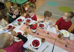 Dzieci świętują podczas uroczystości przedszkolnej.