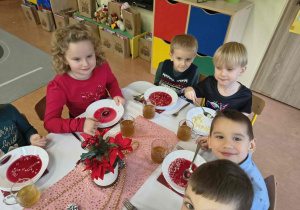 Zadowolone buzie podczas wigilijnego obiadu.