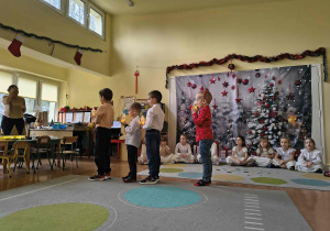 Chłopcy prezentują układ taneczny.