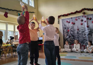 Chłopcy tańczą do utworu Little Drummer Boy with Lyrics Christmas Carol and Christmas.