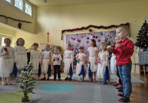 Dzieci śpiewają piosenkę pt. Stała pod śniegiem.