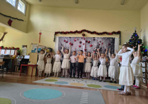 Dzieci śpiewają pastorałkę pt. Świeć gwiazdeczko.