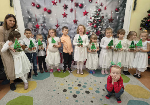 Dzieci prezentują wykonane z rodzicami choinki.