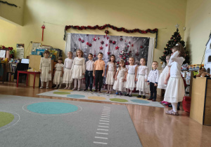 Dzieci recytują wiersz Doroty Kossakowskiej pt. Choinka.