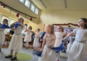 Dziewczynki prezentują układ taneczny do utworu - Na niebie gwiazdka świeci.