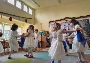 Dziewczynki tańczą do utworu pt. Pierwsza gwiazda.
