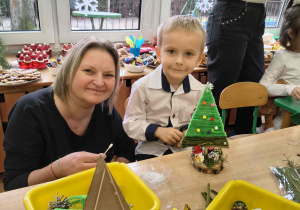 Kacper z mamą prezentuje wspólnie wykonaną choinkę.