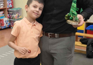 Marcel z tatą prezentuje choinkę.